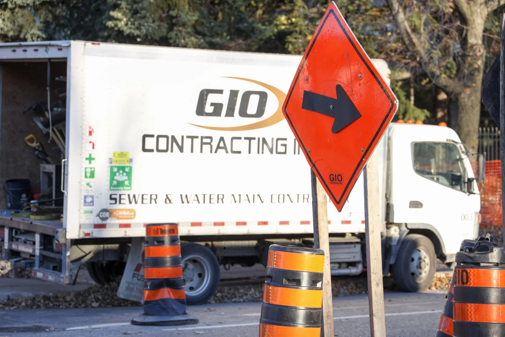 Contractor reviewing organic traffic growth over a 12-month SEO timeline